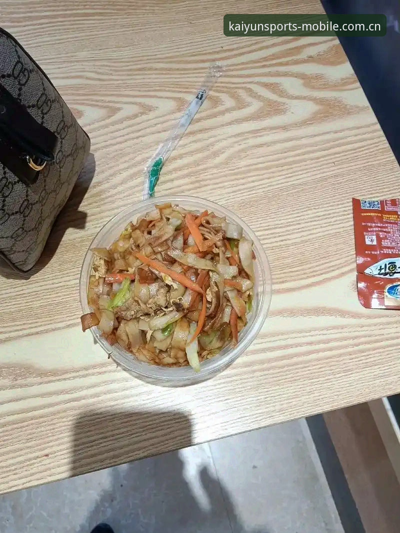 昨晚十一点多，我在KAIYUN体育手机版登陆官网刷选秀预测帖，评论区吵得不可开交。一个ID叫“周莉”的网友留言说了一句话让我印象深刻：“这届选秀像是开盲盒，连状元签都猜不准，比我当年等高考成绩还紧张。”周莉说这话时，后台的实时数据正跳动着——迪班萨的预测顺位在过去48小时内从第一滑到第二又回升到第一。这种波动在以往任何一届选秀前都极为罕见。毕竟距离选秀大会只剩两天，奇才管理层至今没有对外放出任何实质性风声，这份沉默本身就是某种答案。