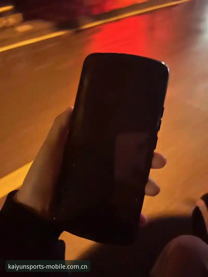 昨晚十一点多，我在KAIYUN体育手机版登陆官网刷选秀预测帖，评论区吵得不可开交。一个ID叫“周莉”的网友留言说了一句话让我印象深刻：“这届选秀像是开盲盒，连状元签都猜不准，比我当年等高考成绩还紧张。”周莉说这话时，后台的实时数据正跳动着——迪班萨的预测顺位在过去48小时内从第一滑到第二又回升到第一。这种波动在以往任何一届选秀前都极为罕见。毕竟距离选秀大会只剩两天，奇才管理层至今没有对外放出任何实质性风声，这份沉默本身就是某种答案。